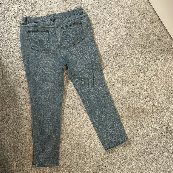 {Chico’s} So Slimming Girlfriend Ankle Jeans - Picture 2 of 3